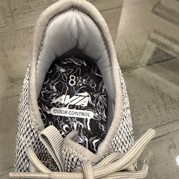 Avia Light Gray Athletic Shoes. Casual Every Day Shoe Womens 8.5. Minimal wear. - Picture 9 of 10